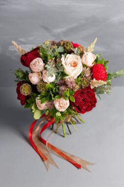 güzel gelin buketi gri arka plan üzerinde değişik çiçek yaptı. renkli renk karışımı çiçek. yakın çekim