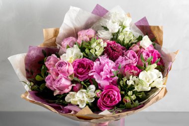 lüks ve şık buket gül ve diğer çiçekler. Kompozisyon renkler gri arka plan üzerinde. Kopya alanı.