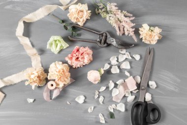 çiçek ve Bahçe aletleri. Aksesuarlar gri arka plan çiçekçi çalışma tablosu.