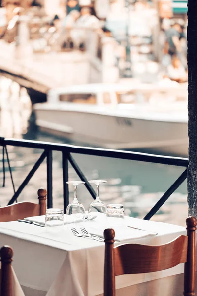 Güzel şehrin Venedik açık restoranda yemek masaları