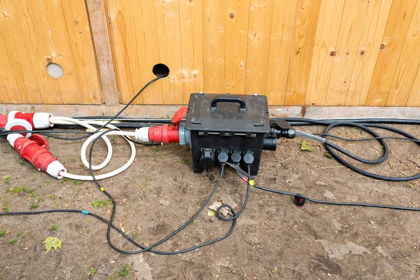 Güç üç fazlı splitter toprak zemin üzerine