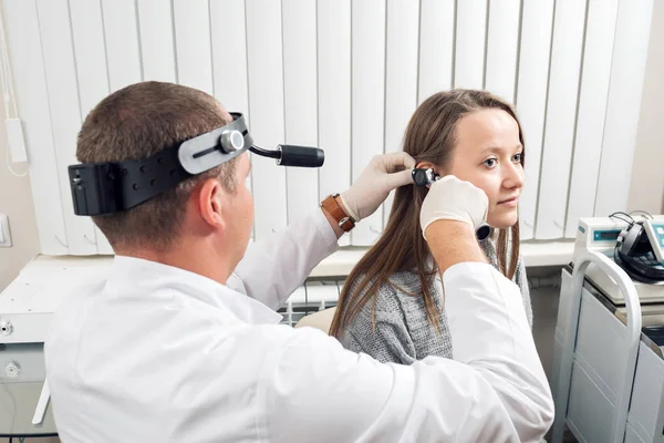 Médico otorrinolaringólogo mirando al oído con un instrumento. clínica privada. otorrinolaringólogo — Foto de Stock