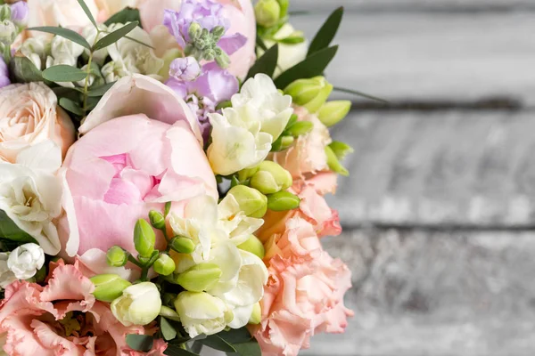 lüks ve şık buket gül ve diğer çiçekler. Kompozisyon renkler gri arka plan üzerinde. Kopya alanı.