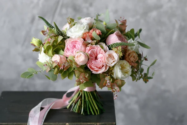 Spring bouquet of mixed flowers on vintage gray wall background behind — Stock Photo, Image