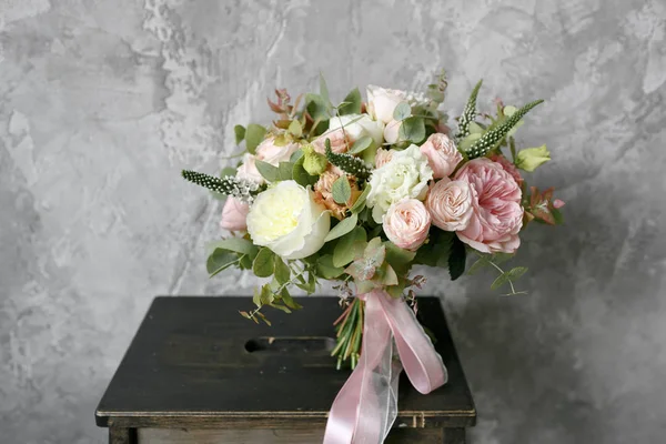 Arkasında gri duvar arka plan üzerinde karışık çiçekli buket bahar
