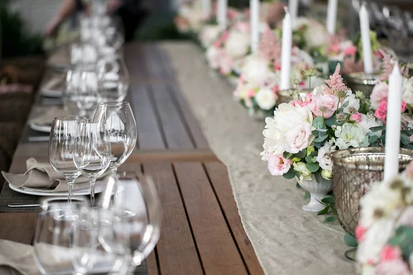 keten Tekstil. Süslü masa, bir tabak özenle düzenlenmiş peçete, çatal ve bıçak.