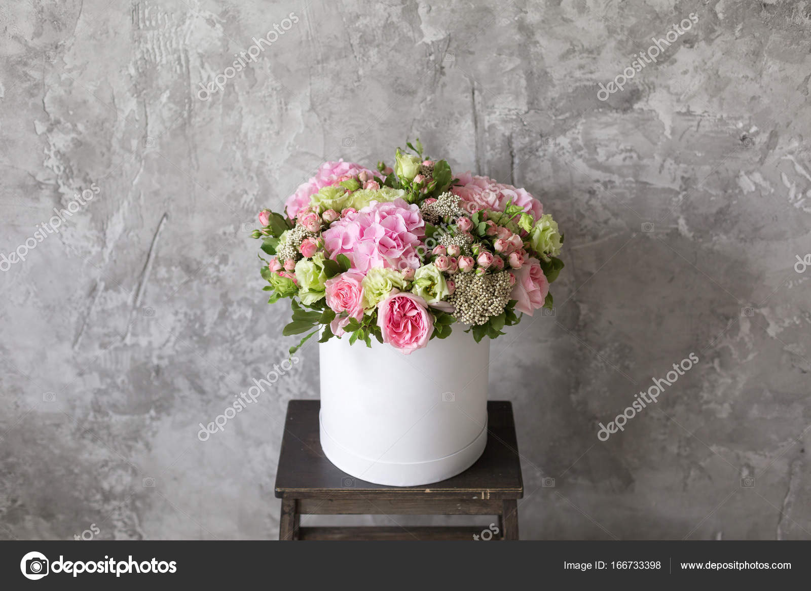 Beau Tendre Bouquet De Fleurs Dans Une Boîte Blanche Sur