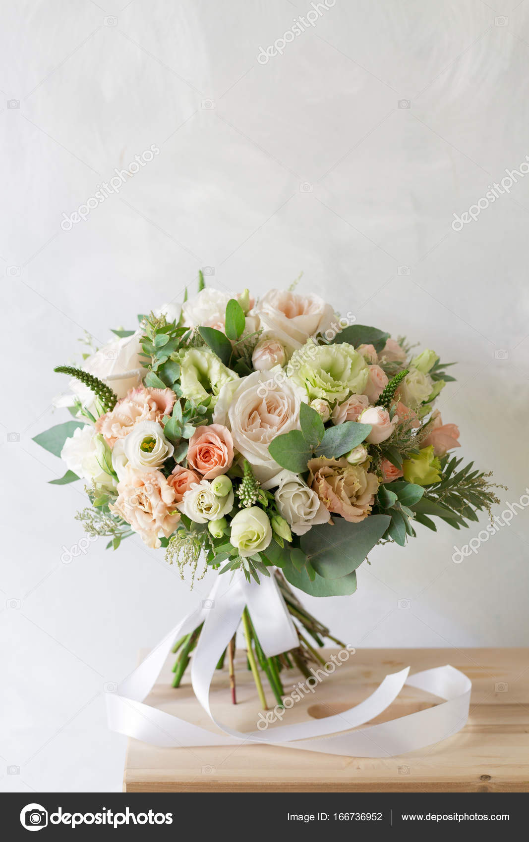 Buquê de noiva. Um simples buquê de flores e verduras — Fotografias de  Stock © MalkovKosta #166736952