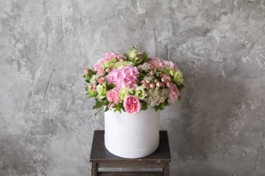 Güzel ihale buket beyaz kutusunda metin için yer ile gri ackground