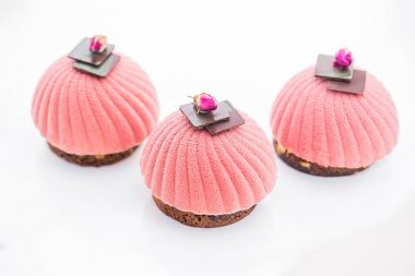 Üç pembe topkek arka plan üzerinde beyaz