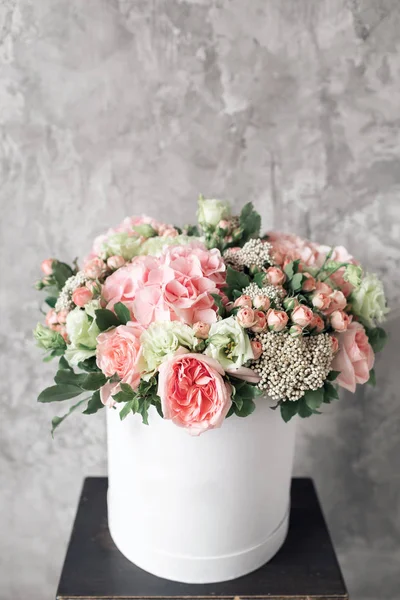 Güzel ihale buket beyaz kutusunda metin için yer ile gri ackground