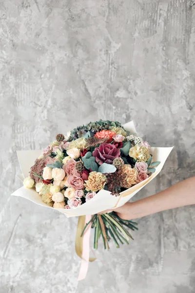 Foamiran 紙の花束。花と緑のシンプルな花束 — ストック写真