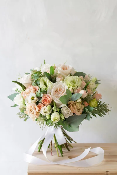Bouquet de mariée. Un simple bouquet de fleurs et de verts — Photo