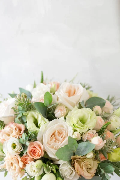 Bouquet de mariée. Un simple bouquet de fleurs et de verts — Photo