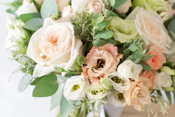 Bouquet de mariée. Un simple bouquet de fleurs et de verts — Photo