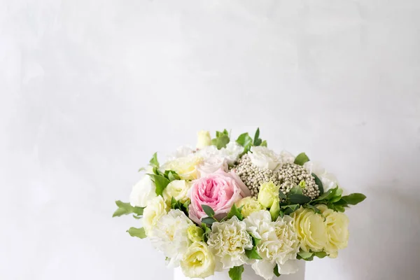 Hermoso ramo tierno de flores en caja blanca en el patio de luz con espacio para el texto — Foto de Stock