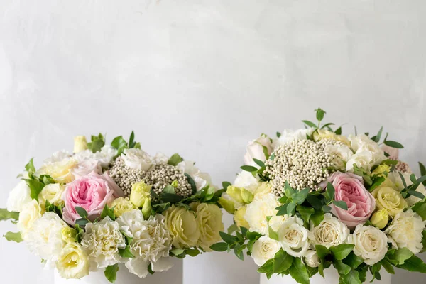 Güzel ihale buket beyaz kutusunda metin için yer ile hafif ackground