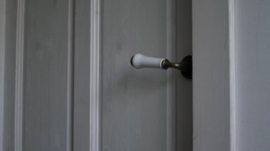 Kadın çanta bir eve teslim teslimat hizmeti kurye üzerinden kabul