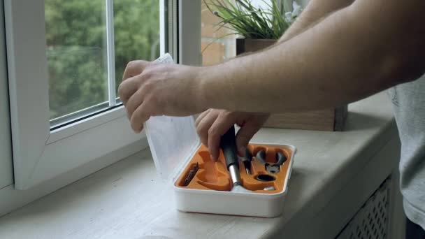Öppna den verktygslåda och verktyg runt på träbord fönsterbrädan. Låssmed och snickeri verktyg. — Stockvideo