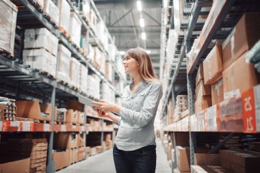 hisse senedi alarak. güzel genç kadın işçi mobilya mağazası.