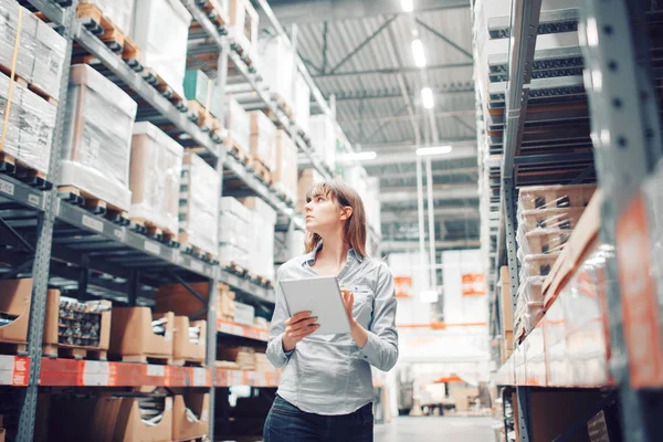 Voorraad nemen. mooie jonge vrouw werknemer van meubelwinkel. — Stockfoto