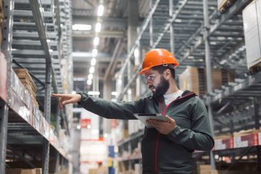 onun büyük bir depo stok kontrol Depo Müdürü