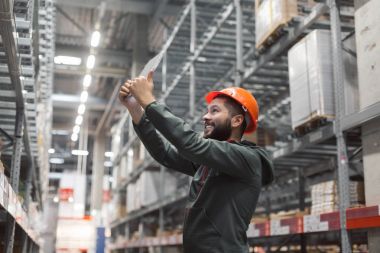 onun büyük bir depo stok kontrol Depo Müdürü