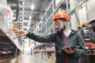 onun büyük bir depo stok kontrol Depo Müdürü