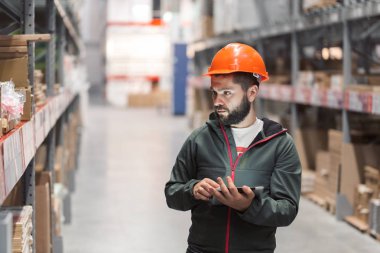 Toptan, Lojistik, insanlar ve verme kavramı - Yöneticisi veya tablet depo ile danışman