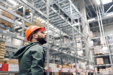 Toptan, Lojistik, insanlar ve verme kavramı - Yöneticisi veya tablet depo ile danışman