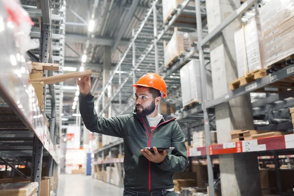 Conceito de atacado, logística, pessoas e exportação - gerente ou supervisor com tablet no armazém — Fotografia de Stock