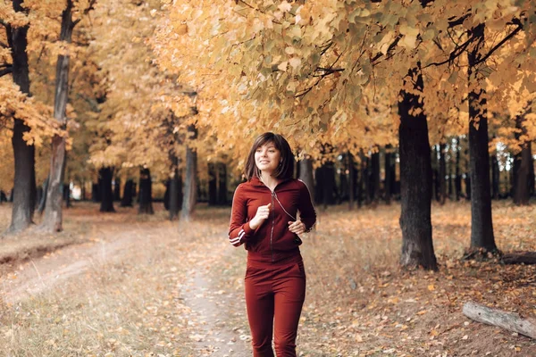 Uno stile di vita sano. ragazza atletica che corre nel parco e fa esercizi di jogging . — Foto Stock