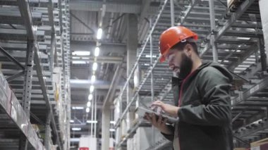 Toptan, Lojistik, insanlar ve verme kavramı - Yöneticisi veya tablet depo ile danışman