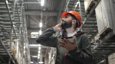 Toptan, Lojistik, insanlar ve verme kavramı - Yöneticisi veya tablet depo ile danışman