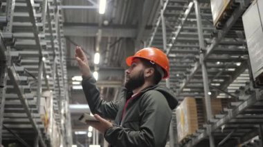 Toptan, Lojistik, insanlar ve verme kavramı - Yöneticisi veya tablet depo ile danışman