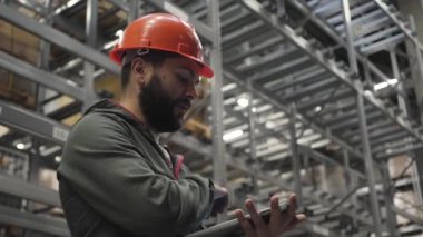 Toptan, Lojistik, insanlar ve verme kavramı - Yöneticisi veya tablet depo ile danışman