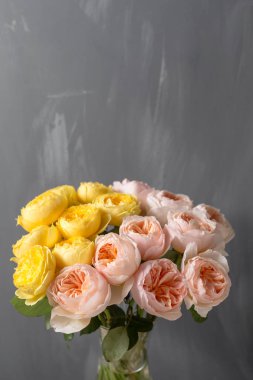 Buket yumuşak pembe ve sarı bahçe gül'den oluşan bir tanzim. Çiçekli natürmort.