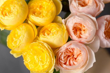 Buket yumuşak pembe ve sarı bahçe gül'den oluşan bir tanzim. Çiçekli natürmort. yakın çekim