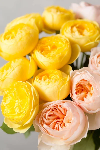 Buket yumuşak pembe ve sarı bahçe gül'den oluşan bir tanzim. Çiçekli natürmort. yakın çekim