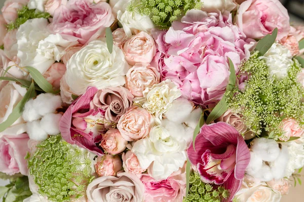 Lüks karışımı çiçek şapka kutusunda demetleri. portre.