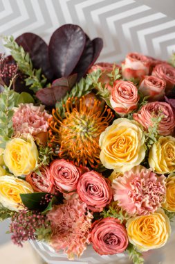 Gri bir arka plan üzerinde çiçek kompozisyon. Düğün ve şenlikli dekor. Buket bahar çiçekleri gelen. portre