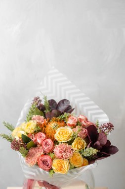 Gri bir arka plan üzerinde çiçek kompozisyon. Düğün ve şenlikli dekor. Buket bahar çiçekleri gelen. kopya alanı