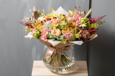 Gri bir arka plan üzerinde çiçek kompozisyon. Düğün ve şenlikli dekor. Buket bahar çiçekleri gelen. kopya alanı