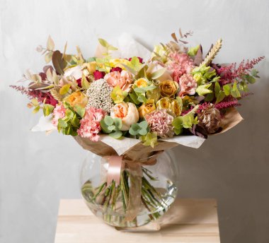 Gri bir arka plan üzerinde çiçek kompozisyon. Düğün ve şenlikli dekor. Buket bahar çiçekleri gelen.