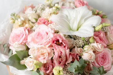 Gri bir arka plan üzerinde çiçek kompozisyon. Düğün ve şenlikli dekor. pembe renk. portre