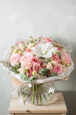 Gri bir arka plan üzerinde çiçek kompozisyon. Düğün ve şenlikli dekor. pembe renk.