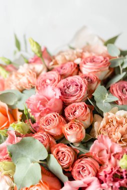 Gri bir arka plan üzerinde çiçek kompozisyon. Düğün ve şenlikli dekor. Toz pembe renk. kopya alanı. portre