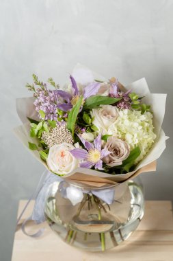 Gri bir arka plan üzerinde çiçek kompozisyon. Düğün ve şenlikli dekor. Buket bahar çiçekleri gelen. kopya alanı