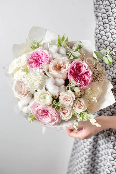 Çiçekler karıştırın. Lüks buketleri kız elinde