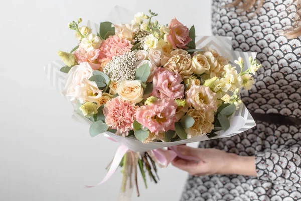 Mescolare i fiori. Mazzi di lusso nelle mani delle ragazze — Foto Stock